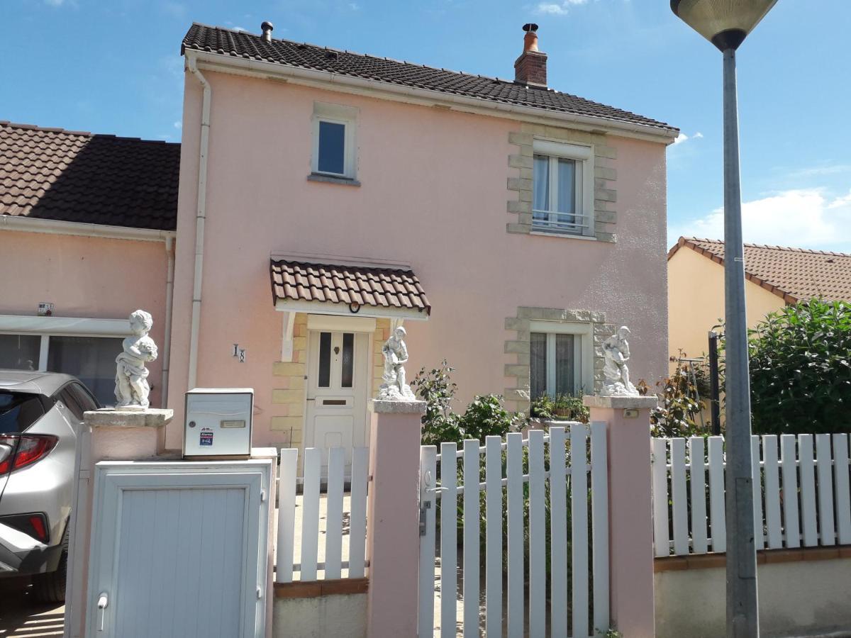 La Maison Rose 2 Chambres Avec Lit Pour 2 Personnes Et 2 Salles De Bains Nevers Exterior photo