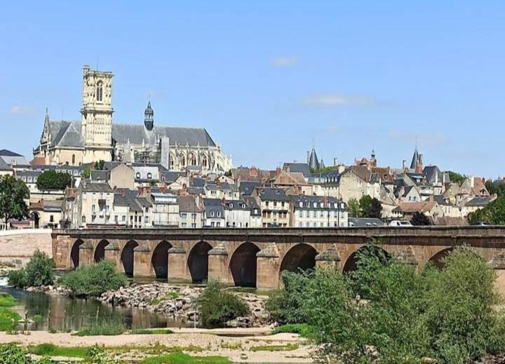 La Maison Rose 2 Chambres Avec Lit Pour 2 Personnes Et 2 Salles De Bains Nevers Exterior photo