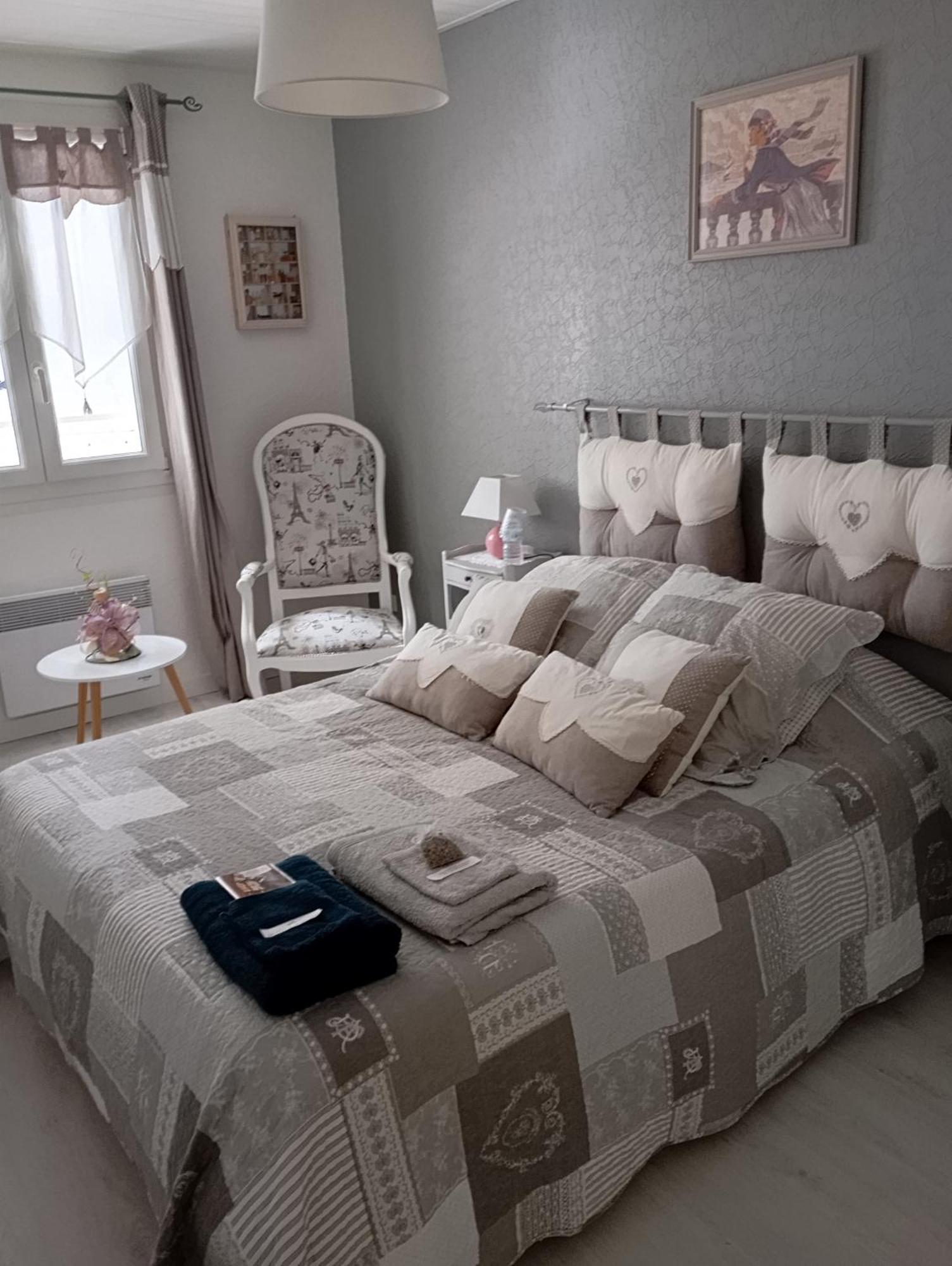 La Maison Rose 2 Chambres Avec Lit Pour 2 Personnes Et 2 Salles De Bains Nevers Exterior photo